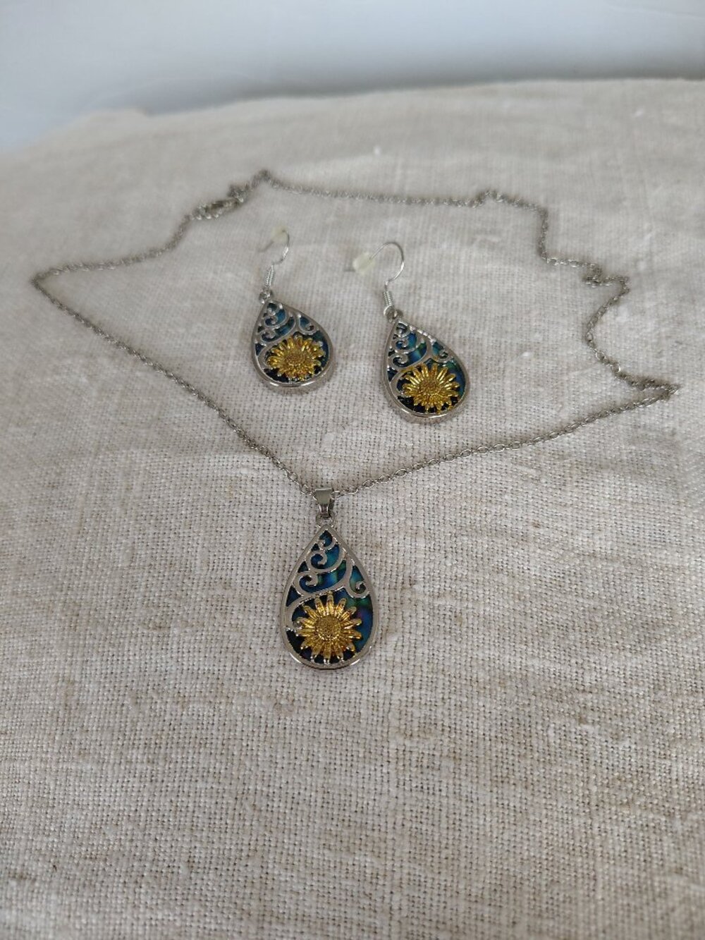 Silver tone sunflower pendant necklace with matching dangle earrings